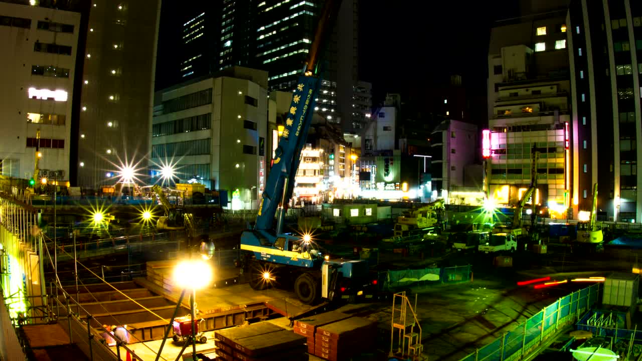 bajo construcción lapso nocturno en shibuya amplia toma zoom out