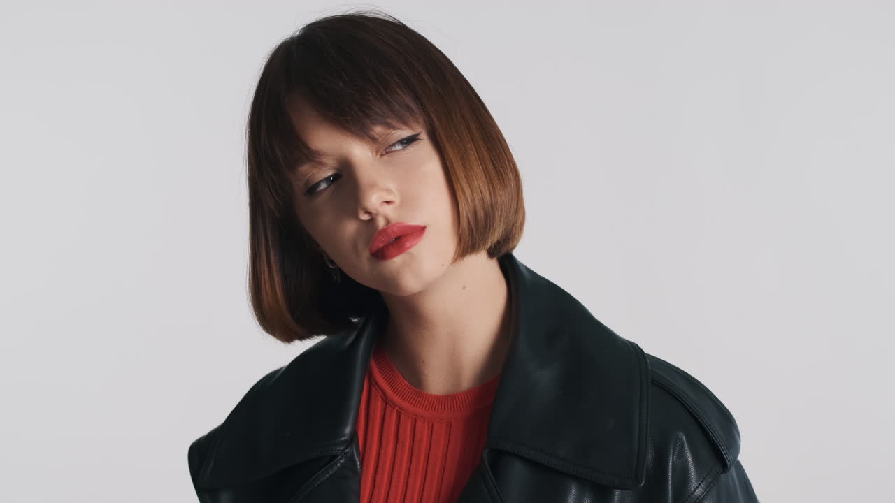 은 입술을 가진 화려한 여성 모델이 포즈를 취하고 있습니다.