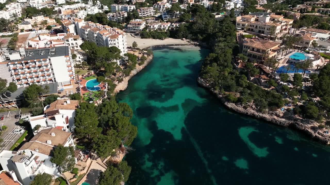 Vista aerea di un drone in volo verso una spiaggia a Cala d'Or, Maiorca, durante l'estate