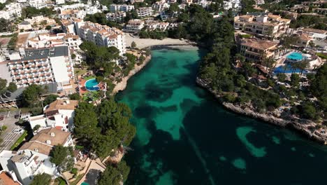 Luftaufnahme-Einer-Drohne,-Die-Während-Der-Sommerferien-Zu-Einem-Strand-In-Cala-D&#39;or-Auf-Mallorca-Fliegt