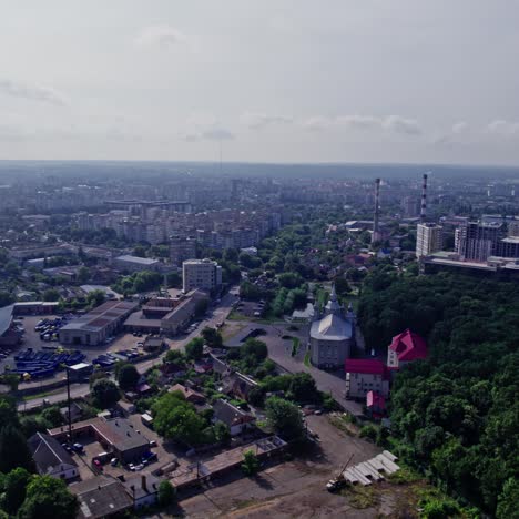 edificios de varios pisos cerca del bosque