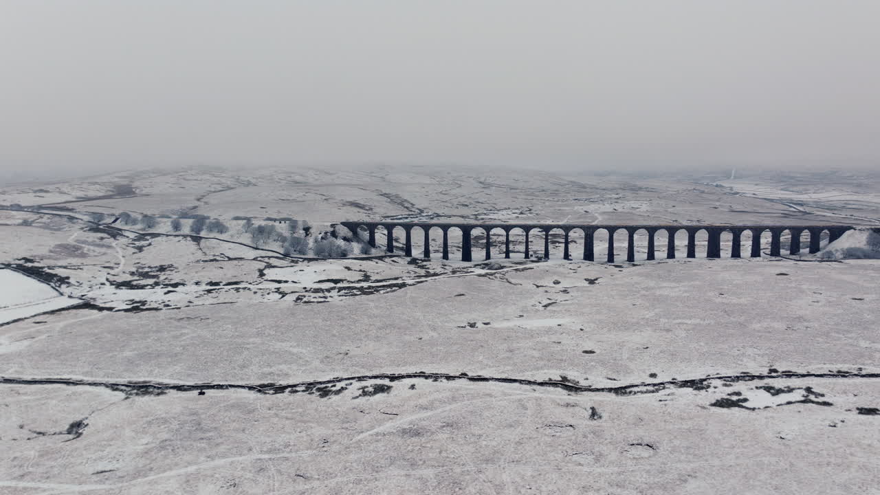 영국 요크셔 즈의 눈이 쌓인 리블헤드 다이아트 (ribblehead viaduct) 의 광각 드론 촬영