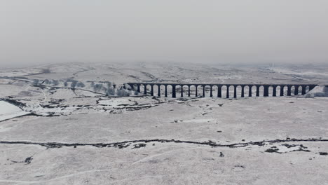 Toma-Aérea-De-Gran-Angular-De-Rápido-Establecimiento-Del-Viaducto-De-Ribblehead-En-Los-Valles-Nevados-De-Yorkshire,-Reino-Unido