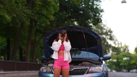 mujer con coche averiado