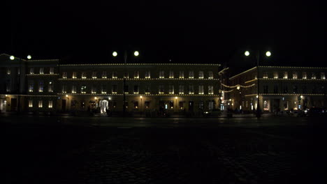 adornos navideños en la fachada de los edificios