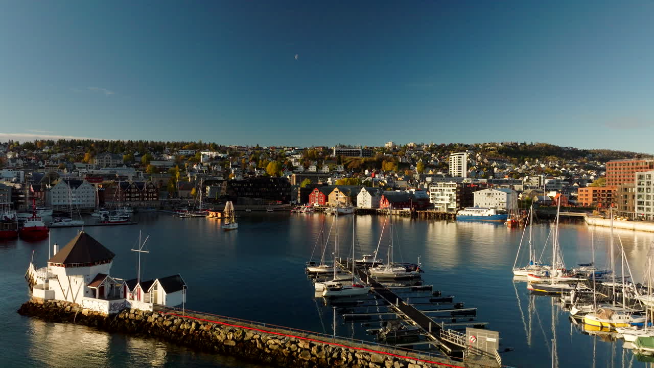 Vista drone di barche nel porto turistico e edifici sul lungomare a Tromso, Norvegia. Ascesa aerea, spazio per testo