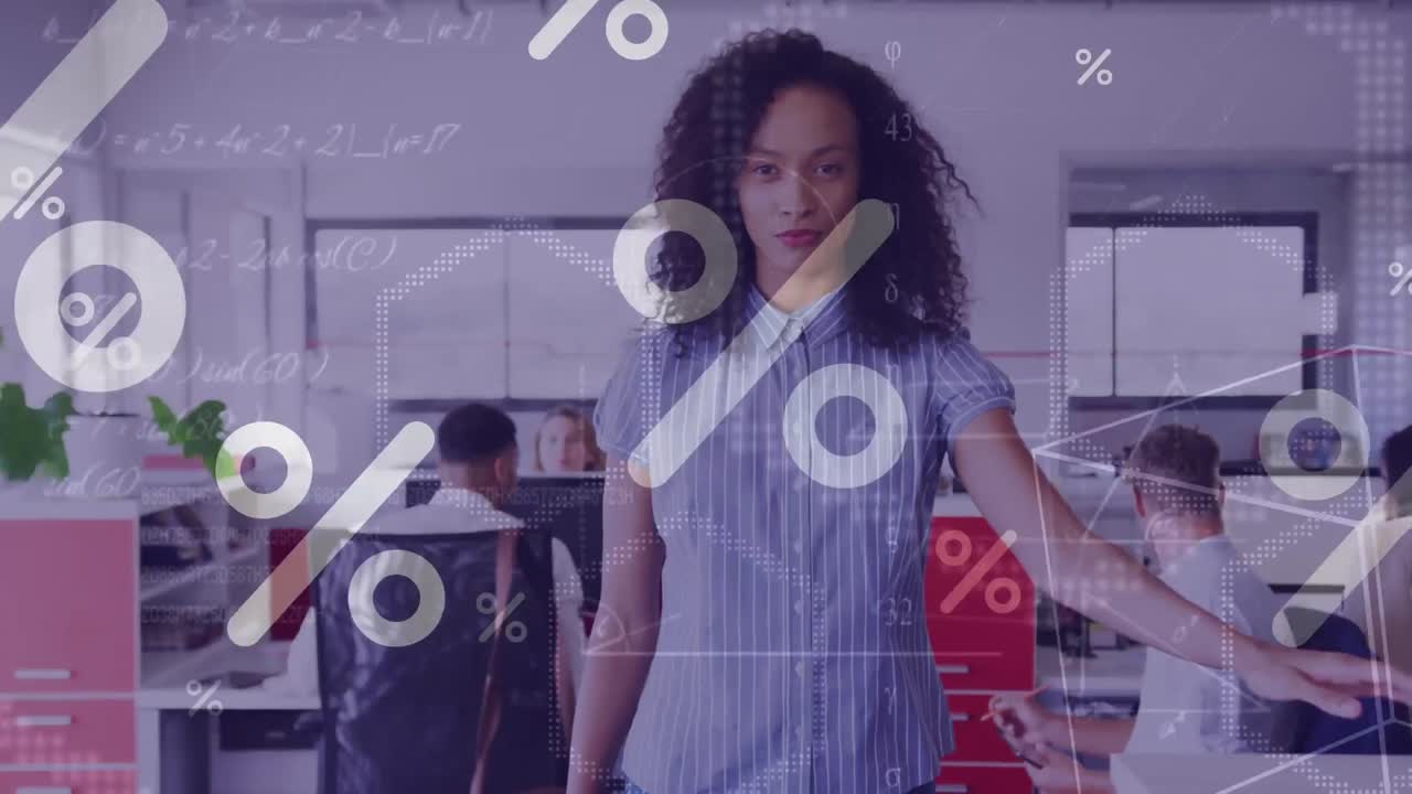 animación de símbolos de porcentaje, datos y matemáticas sobre una mujer de negocios biracial segura en la oficina