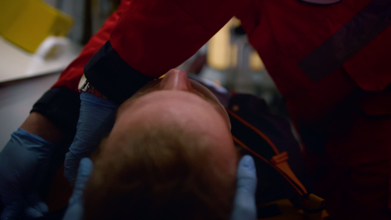 장갑을 입은 구급대원 팀이 응급 처치를 수행하고 있습니다.