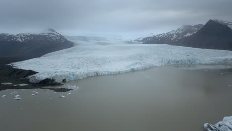 Laguna-Glacial-Jokulsarlon-Con-Cielo-Nublado-En-El-Parque-Nacional-Vatnajokull,-Islandia