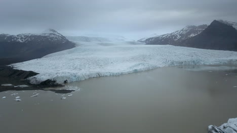 laguna glacial jokulsarlon con cielo nublado en el parque nacional vatnajokull, islandia