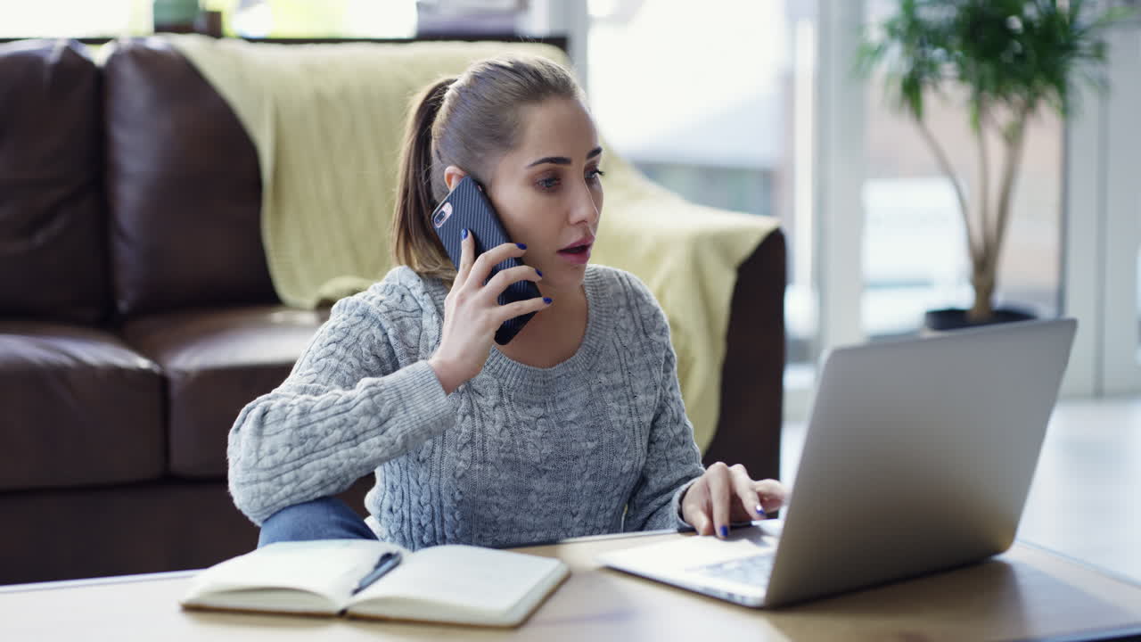 mujer trabajando desde casa en una computadora portátil y una llamada telefónica