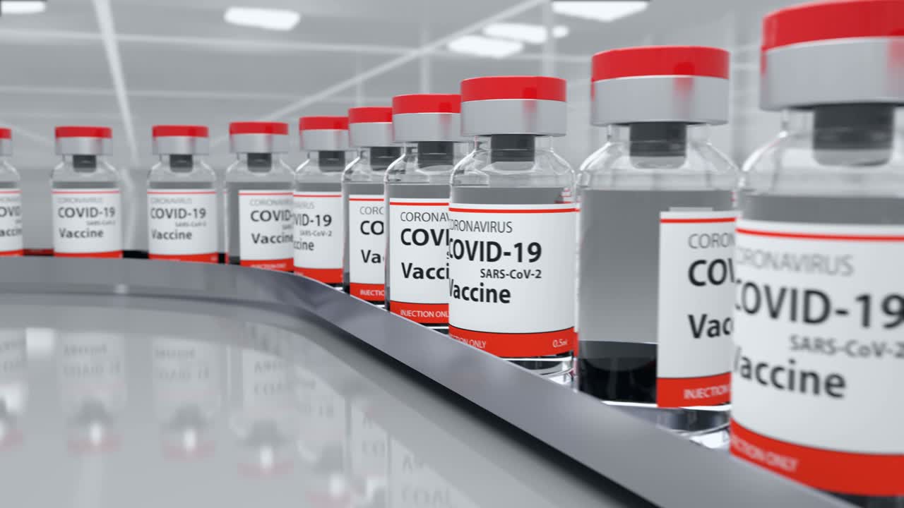 botellas de vacuna en la línea de producción del transportador listas para la inyección de vacunación