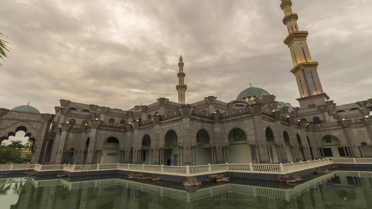 закат в федеральной мечети куала-лумпура