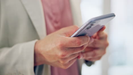 teléfono, manos y primer plano de una mujer de negocios