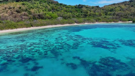 Drohnenaufnahmen-Von-Einem-Langen-Strand-Und-Einer-Türkisfarbenen-Lagune-In-Der-Nähe-Von-Palawan-Auf-Den-Philippinen