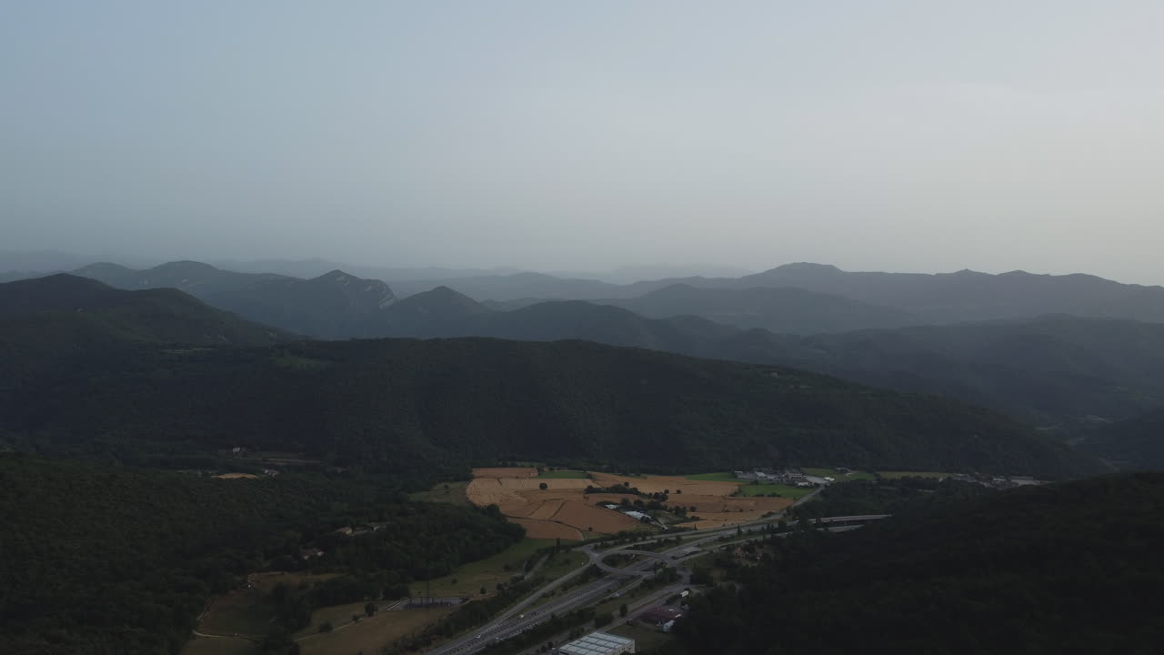 고속도로와 이 있는 산악 풍경