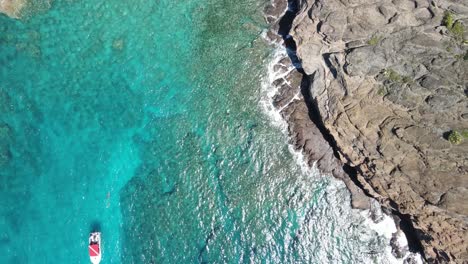 Increíble-Toma-Ascendente-Del-Agua-Azul-Turquesa-De-La-Bahía-Interior-De-Coin-De-Mire