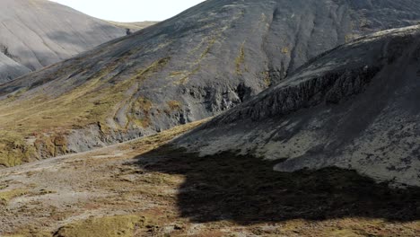 Aerial-view-along-dramatic-mountainside---rugged-volcanic-landscape,-Iceland