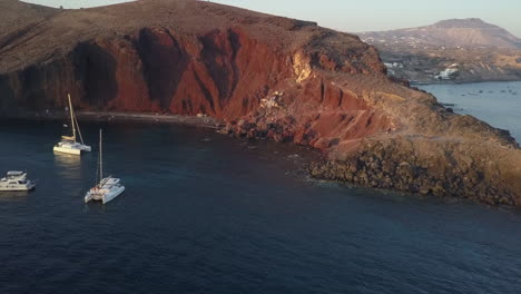 Boote-Ankern-Vor-Dem-Berühmten-Roten-Klippenstrand-Von-Kokkini-Paralia-Auf-Santorini