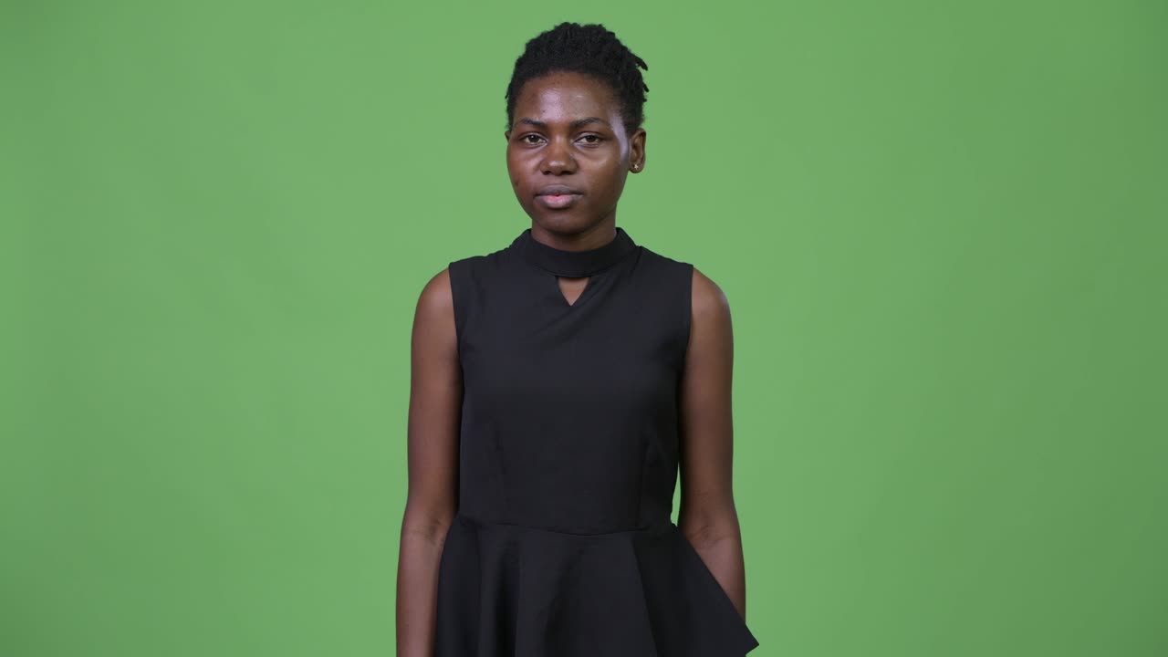 Giovane e bella imprenditrice africana che punta il dito verso l'alto.