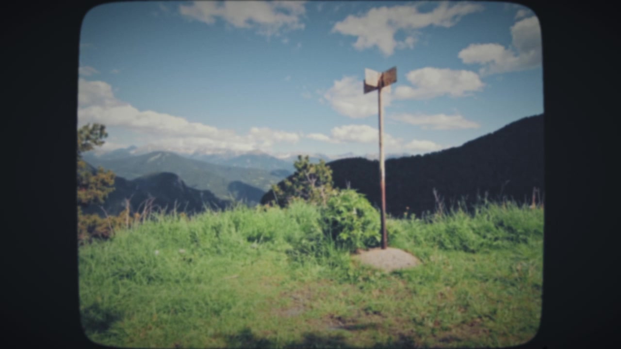 Vista panoramica di montagna e un prato verde