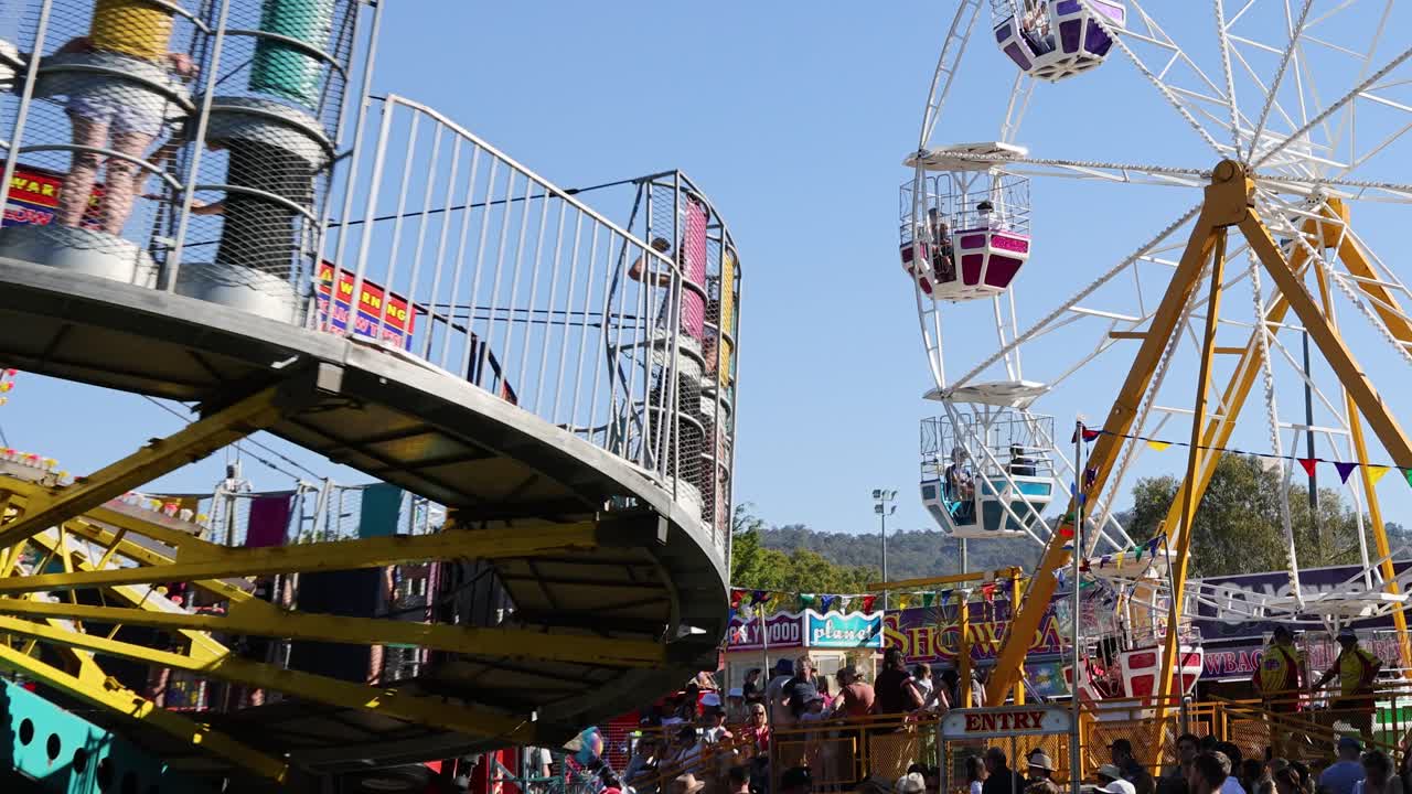 회전 하는 페리스  을 가진 활기찬 박람회 장면