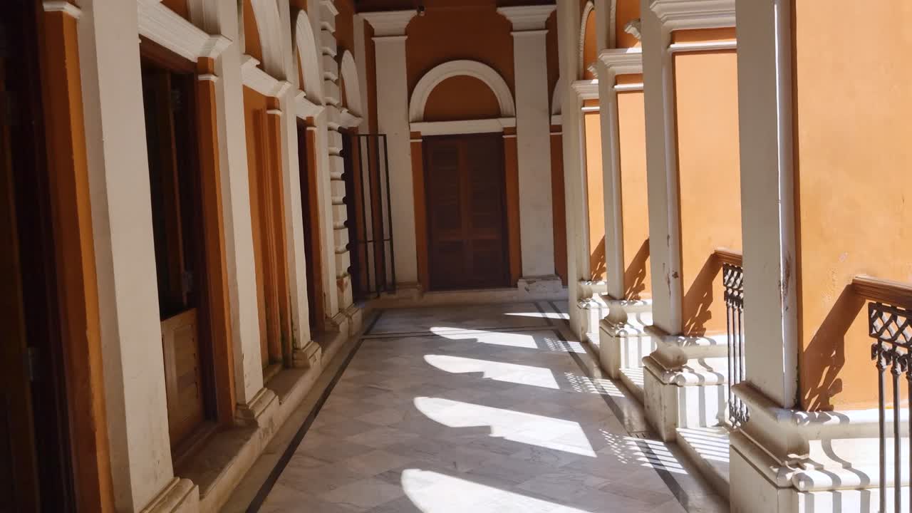 Interno pittoresco di una villa d'epoca coloniale a Sonargaon, Bangladesh. Colonne illuminate dal sole e architettura decorata mettono in risalto il design storico e il patrimonio culturale preservato nel museo.