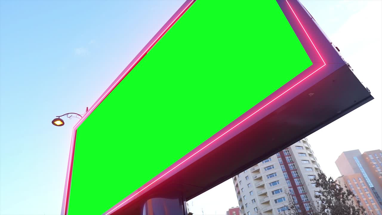 cartel de pantalla verde en la vida urbana, la ciudad. panel de publicidad en blanco, banner para el marketing. clave de croma signo vacío.
