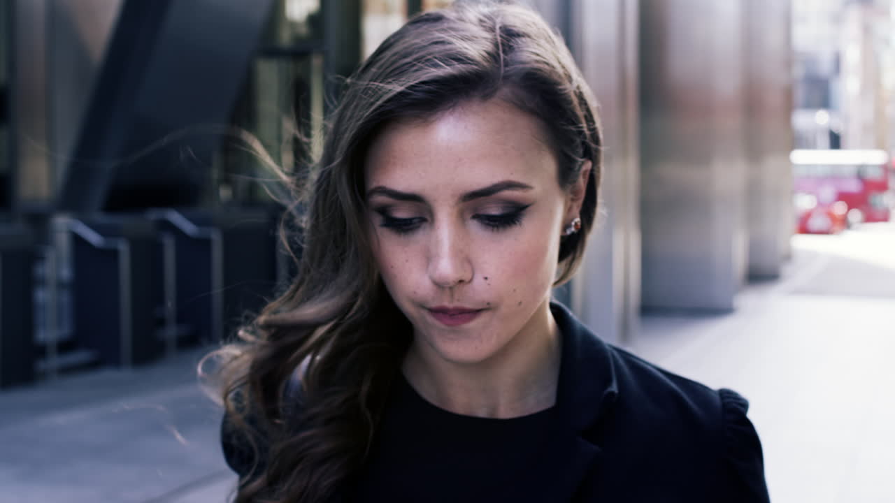 atractiva mujer de negocios viajera bebiendo café caminando por la ciudad de londres