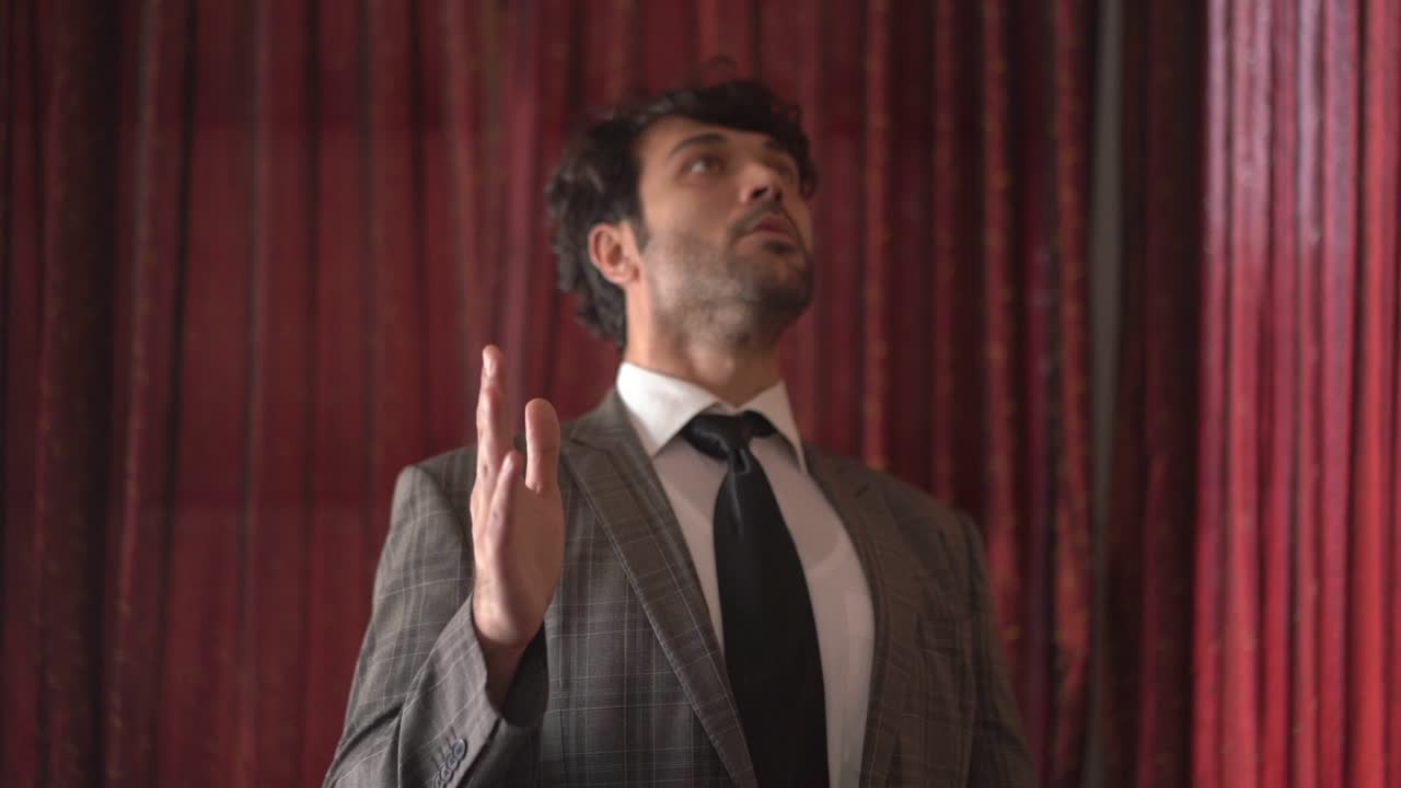 el hombre está bailando como un robot