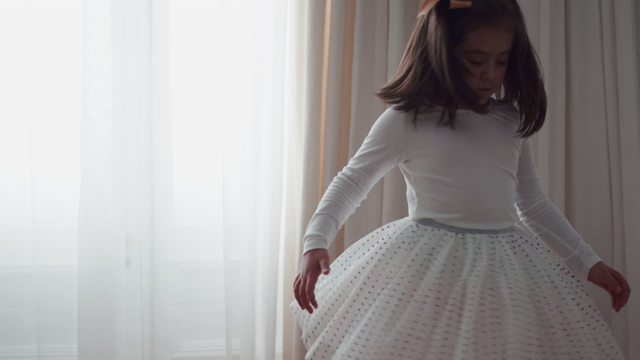 una pequeña bailarina feliz practicando ballet con tutu jugando a un juego de simulación en casa disfrutando de la imaginación infantil 4k