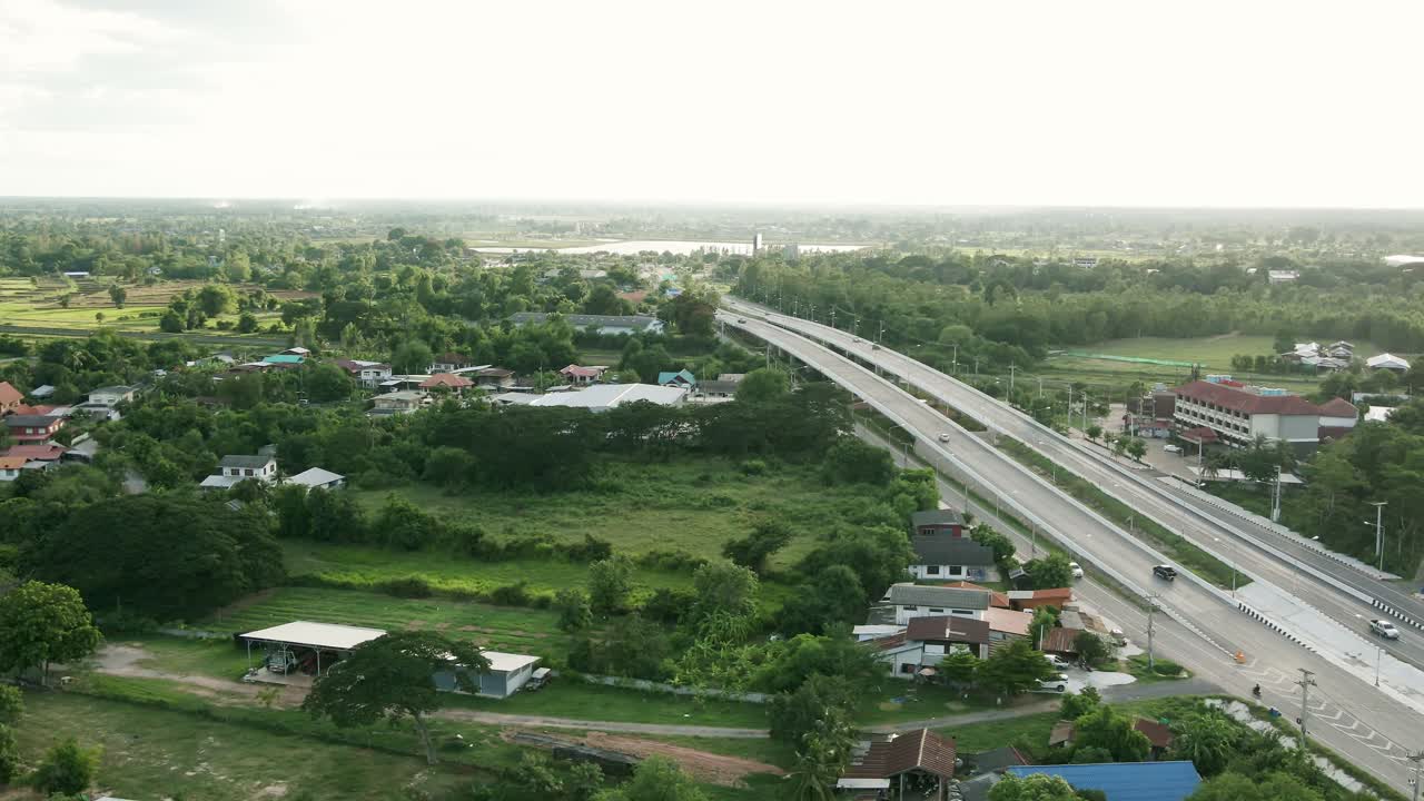 태국 콘카엔(khonkaen)의 도로에서 교통량이 많은 공중 전망 철도 횡단 다리와 나무 숲 시골의 야생