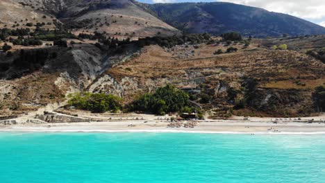 eau bleue immaculée et terrain accidenté de la plage d'agia kiriaki à kefalonia, grèce