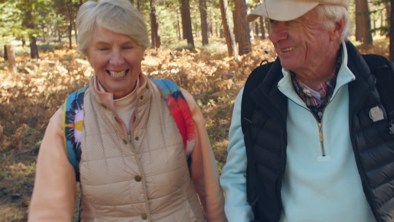 숲에서  ⁇ 고 있는 고령 커플의  ⁇ 드헬드 프론트 뷰