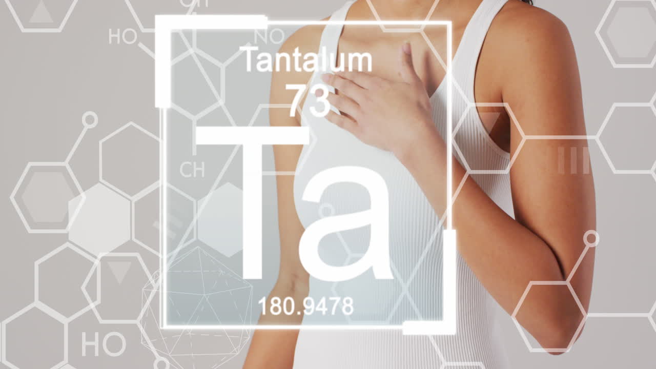 두 인종의 여성이 가을 들고 있는 중간 부분에 대한 데이터 처리와 함께 dna 줄무의 애니메이션