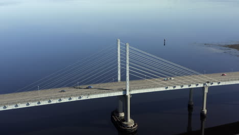 晴朗的夏天早上在 inverness 的 kessock 桥的空中景色