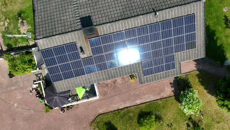 Vista-Aérea-Girando-Sobre-Los-Colectores-De-Luz-Solar-En-Una-Casa-Unifamiliar,-Día-De-Verano