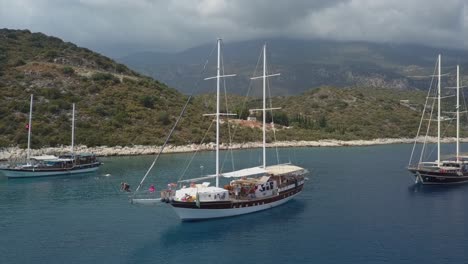 Turista-Masculino-Se-Sumerge-En-La-Proa-Del-Barco-Turístico-De-Vida-A-Bordo-En-El-Mediterráneo