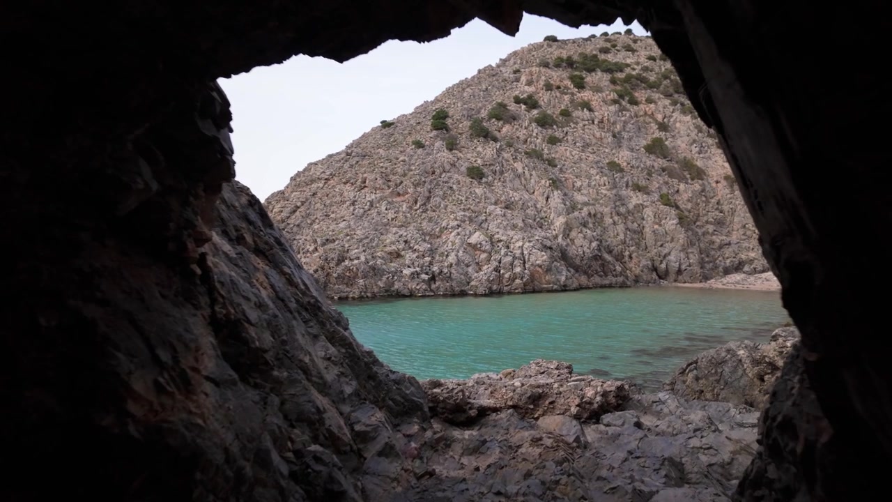Jeskyně San Giovanni podél turistické stezky Cammino Minerario di Santa Barbara v Iglesias, Sardinie, Itálie. POV záběr.