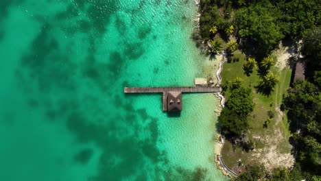 vista aérea sobre un muelle de madera en la laguna de bacalar, en méxico - ojo de pájaro, disparo de drones