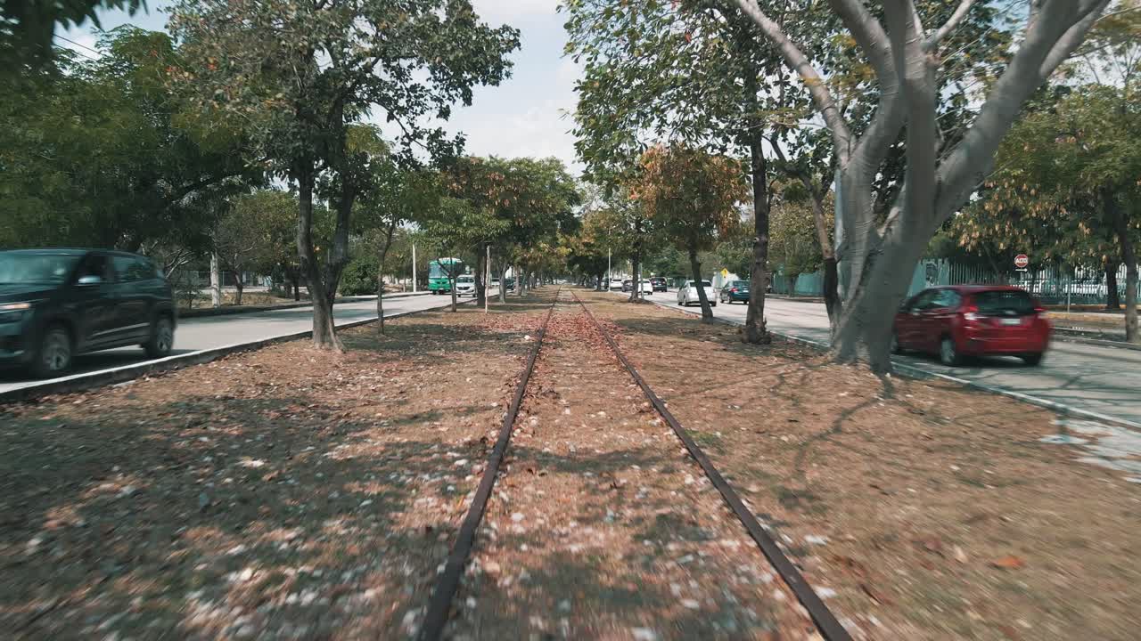 dowtwon merida yucatan의 레일 투어의 역방향 보기