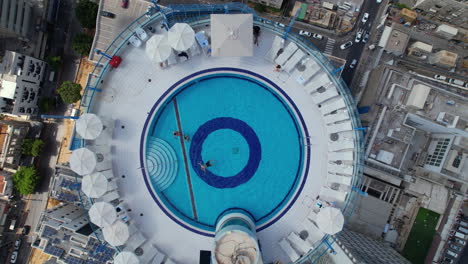 Toma-Aérea-De-Una-Hermosa-Piscina-En-Una-Torre-Alta-En-Tel-Aviv-Y-Las-Playas-De-Tel-Aviv