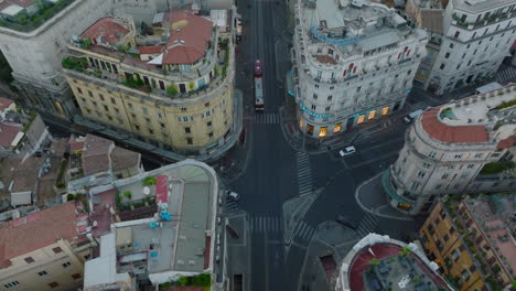 Blick-Aus-Der-Vogelperspektive-Auf-Die-Straßenkreuzung,-Umgeben-Von-Luxuriösen-Palästen-Im-Stadtzentrum.-Luftaufnahmen-Von-Gebäuden-Mit-Dachterrassen.-Rom,-Italien