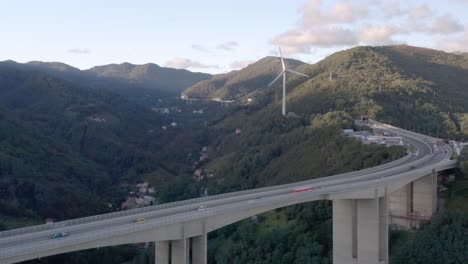 Vista-Aérea-De-Una-Enorme-Carretera-A-Través-De-Las-Montañas-En-Italia