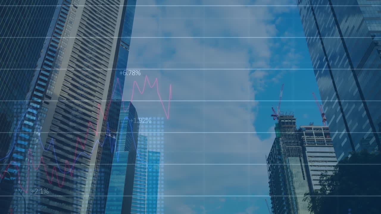 animación de gráficos, números cambiantes, vista de ángulo bajo de edificios contra el lapso de tiempo del cielo nublado
