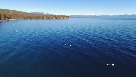 un lago azul de agua dulce tiro panorámico desde arriba en el lago tahoe, nv, estados unidos