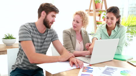 Casual-business-people-looking-at-laptop-computer-