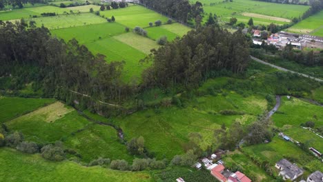 El-Río-San-Pedro-Serpentea-A-Través-Del-Verde-Fértil-Paisaje-Andino-De-Ecuador.