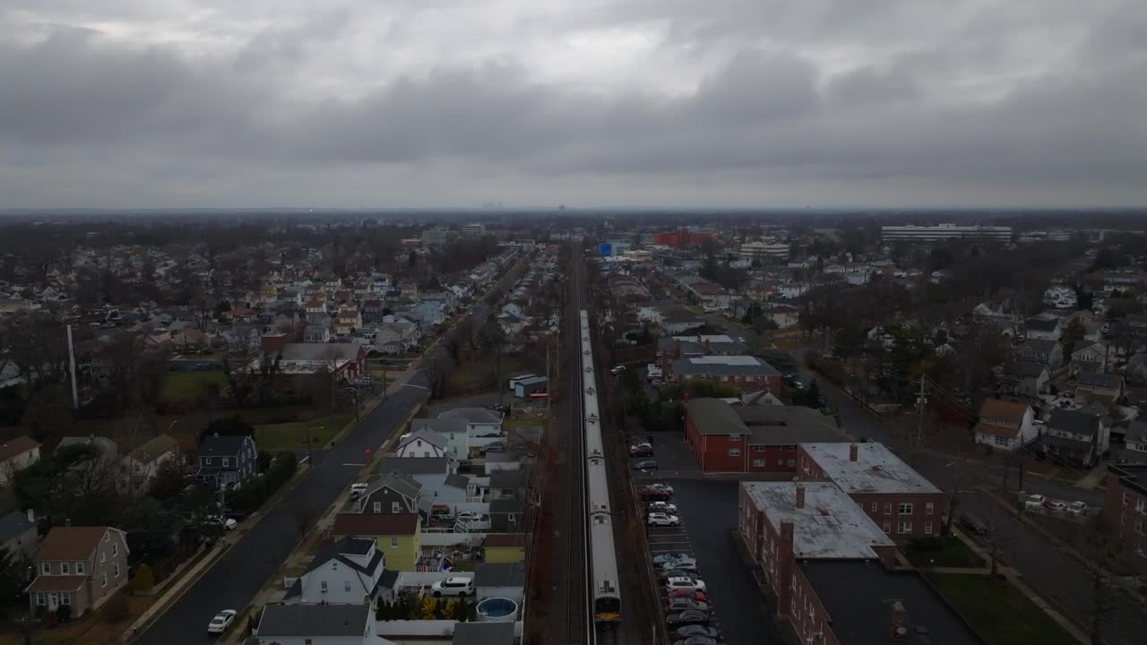 una vista aérea de un tren de ferrocarril de larga isla viajando en un día nublado