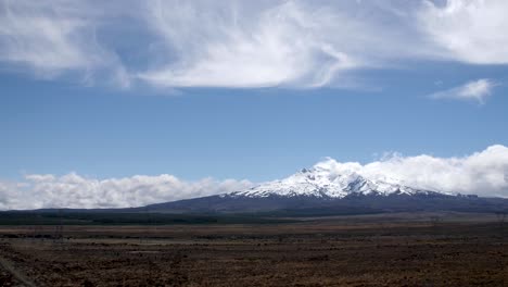 amplia toma de establecimiento del monte ruapehu rodeado de hermosas nubes en nueva zelanda